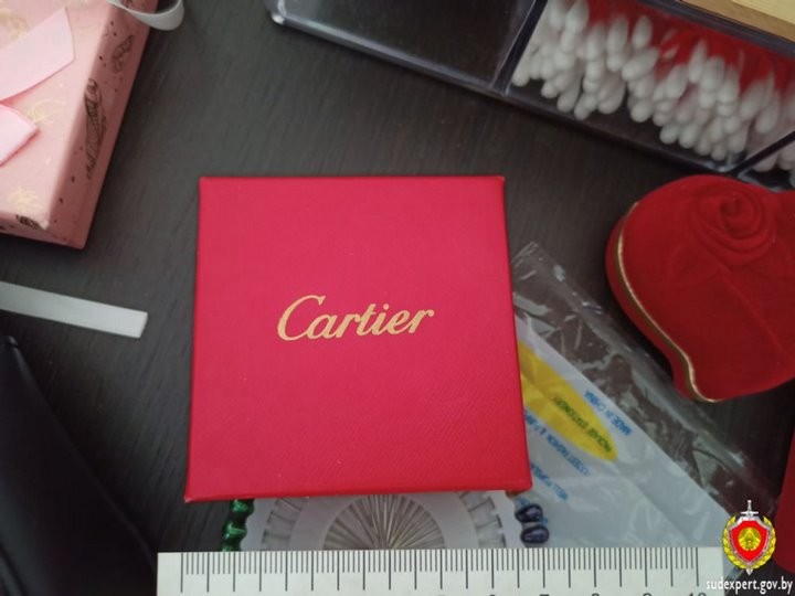 В Могилеве парень украл у знакомой золотую цепочку Cartier стоимостью 8000 рублей