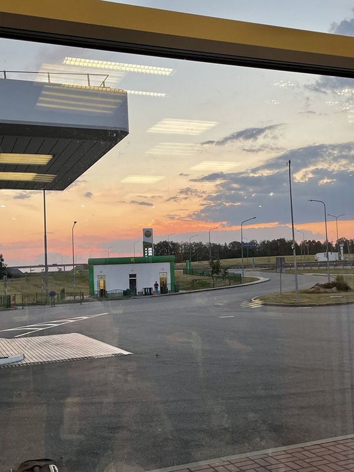 Тяжелый рейс: автобус сломался, а пассажиров на ночь бросили на АЗС