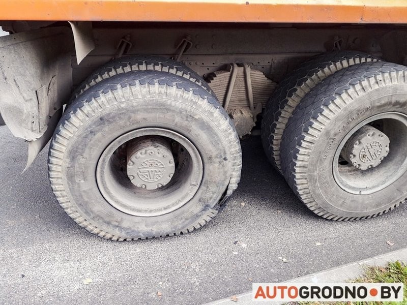 У грузовика лопнуло колесо — в ехавшем рядом троллейбусе осыпались стекла и поранили лицо девушки