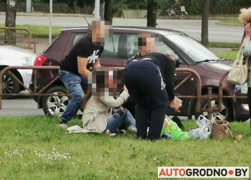 У грузовика лопнуло колесо — в ехавшем рядом троллейбусе осыпались стекла и поранили лицо девушки