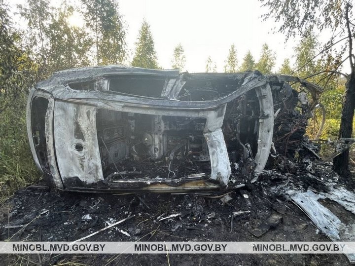 Подростки катались на BMW. В итоге машина опрокинулась и сгорела