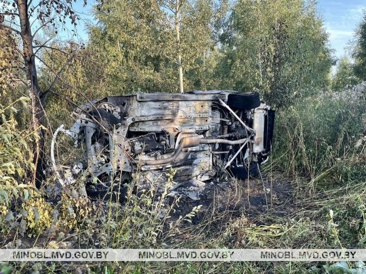 Подростки катались на BMW. В итоге машина опрокинулась и сгорела