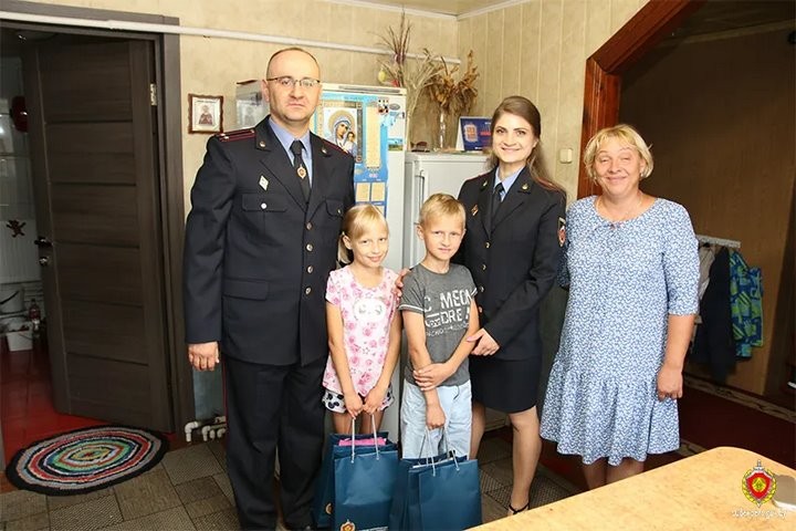 Судебные эксперты помогли подготовиться к школе семье в Малоритском районе