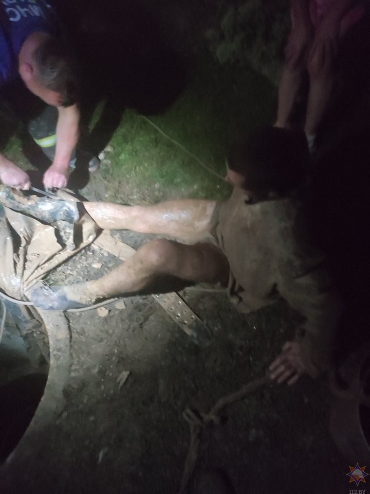 В Беларуси мужчина провалился в старый колодец и застрял в илистом дне