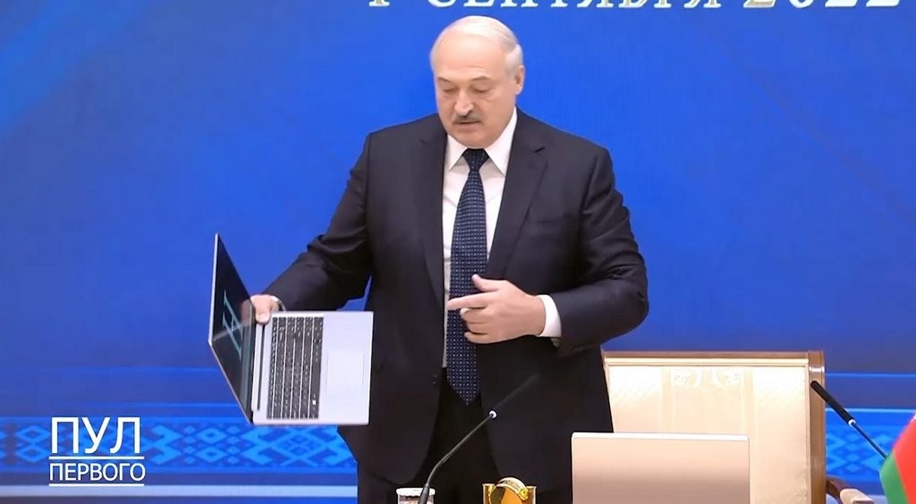 Лукашенко показал «первый компьютер, созданный в Беларуси» — «Горизонтом»
