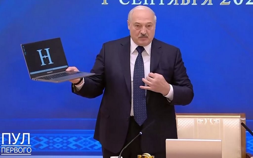 Лукашенко показал «первый компьютер, созданный в Беларуси» — «Горизонтом»