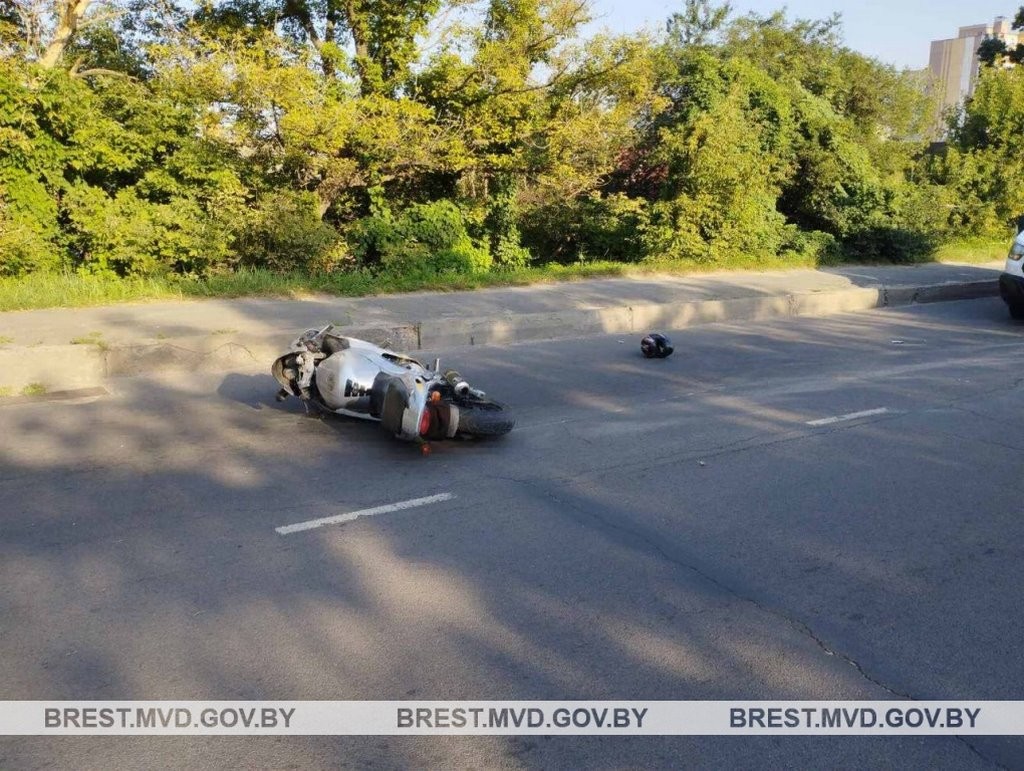 В Бресте на Березовском мосту упал мотоциклист. Стали известны подробности