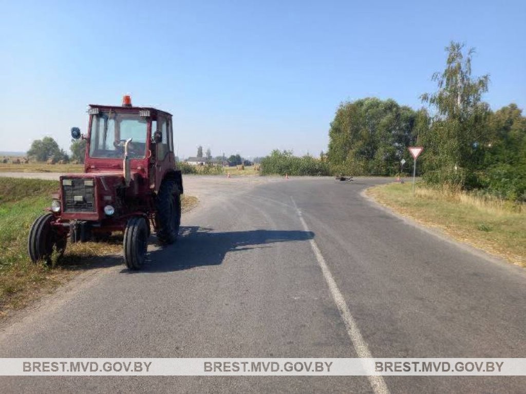 Мотоцикл и трактор не поделили дорогу