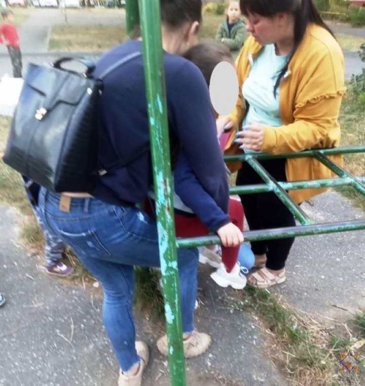 В Брестской области девочка застряла между металлическими прутьями на детской площадке