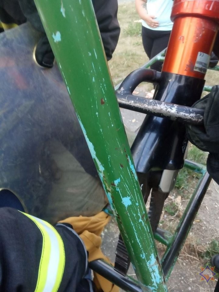 В Брестской области девочка застряла между металлическими прутьями на детской площадке