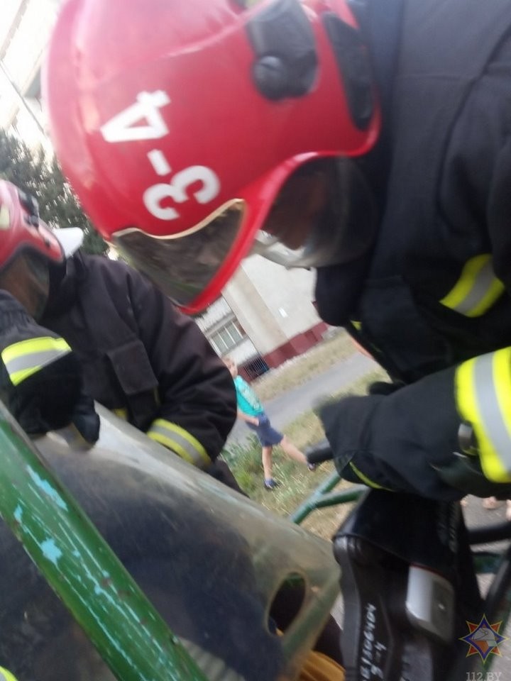 В Брестской области девочка застряла между металлическими прутьями на детской площадке