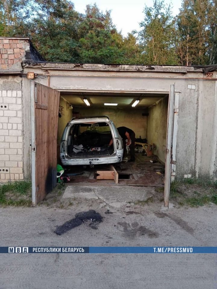 Директор предприятия брал авто для ремонта, а на полученные деньги делал ставки