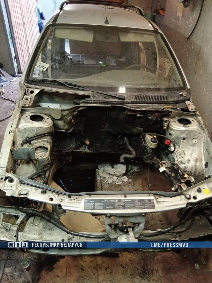 Директор предприятия брал авто для ремонта, а на полученные деньги делал ставки