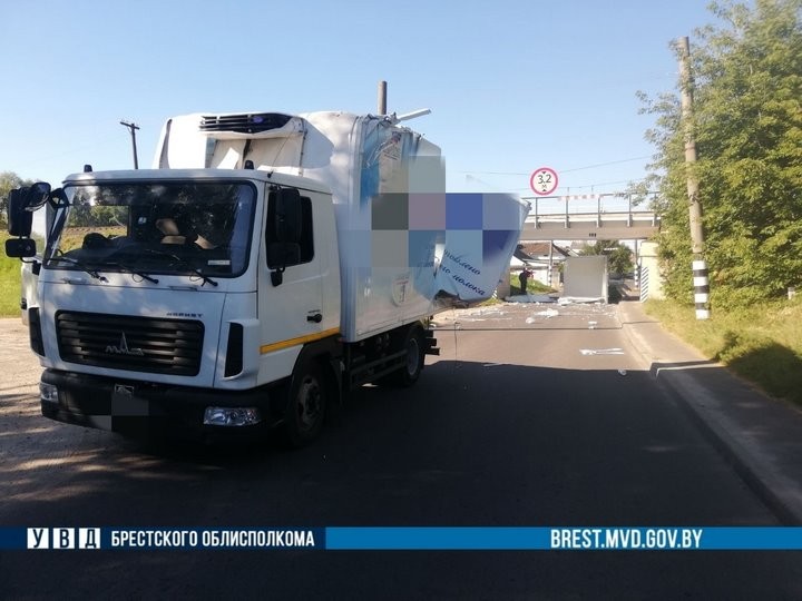 В ГАИ рассказали подробности, как грузовик не смог проехать под путепроводом в Бресте