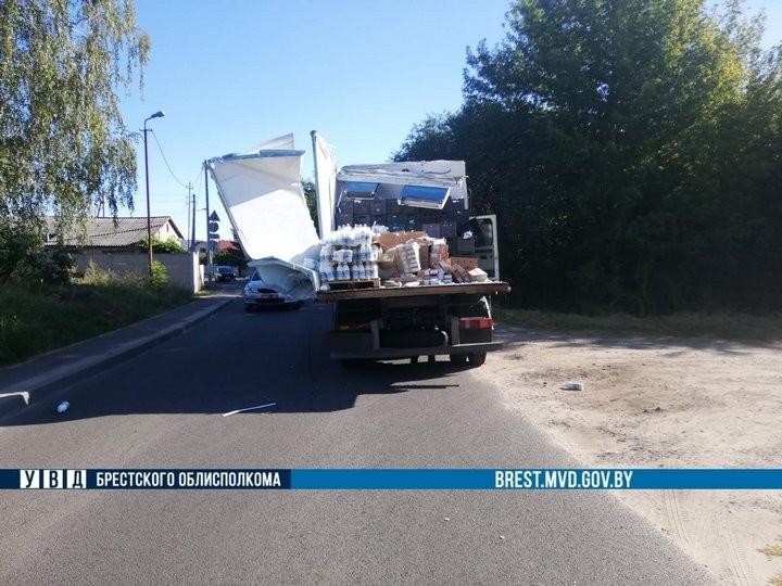 В ГАИ рассказали подробности, как грузовик не смог проехать под путепроводом в Бресте