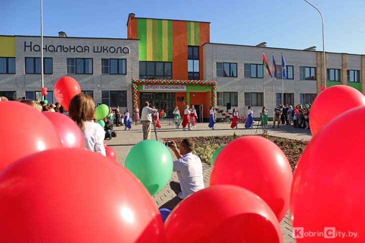 В Кобрине открыли 10-ю школу