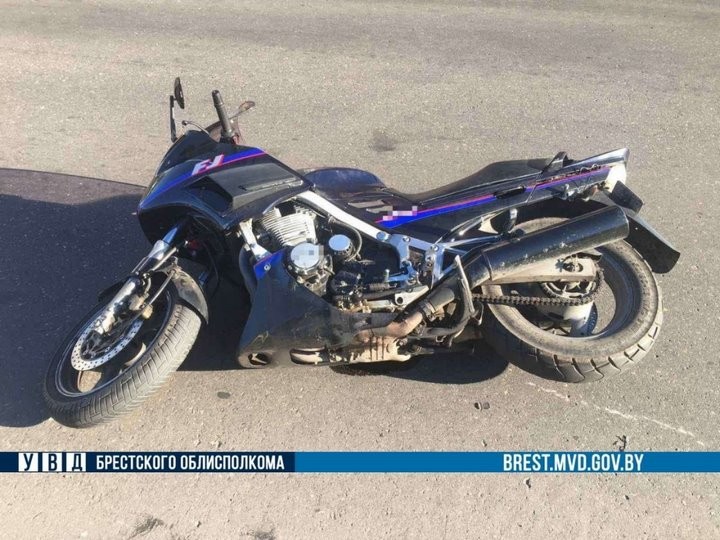 В Бресте мотоциклист упал на дорогу