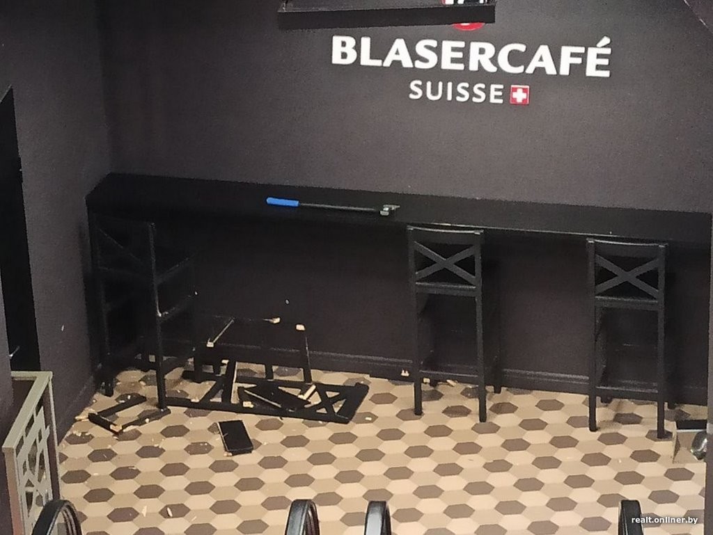 Происшествие в ТЦ в центре Минска: парень изрубил топором кофейню (видео)