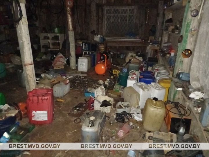 Похитил или все же купил? Более 100 литров окрашенного дизтоплива нашли у жителя Брестской области