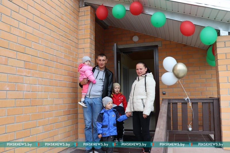 В Брестской области в агрогородке Лопатино новоселам вручили ключи от новых домов