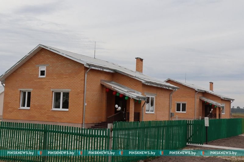 В Брестской области в агрогородке Лопатино новоселам вручили ключи от новых домов