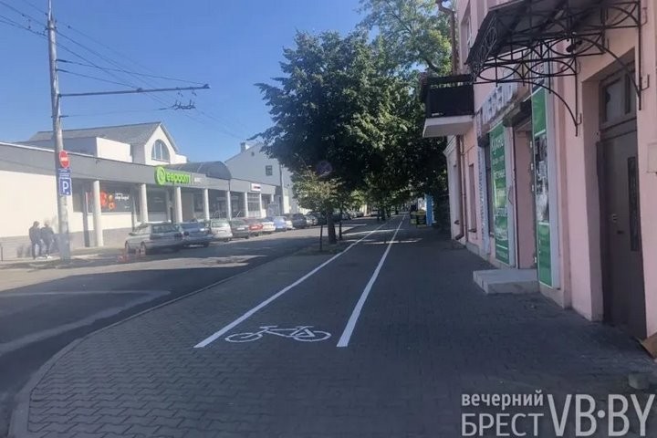Пешеходов просят потесниться: у «брестского Арбата» появился свой «западный обход». Для велосипедистов!