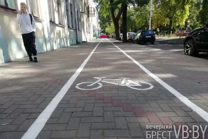 Пешеходов просят потесниться: у «брестского Арбата» появился свой «западный обход». Для велосипедистов!