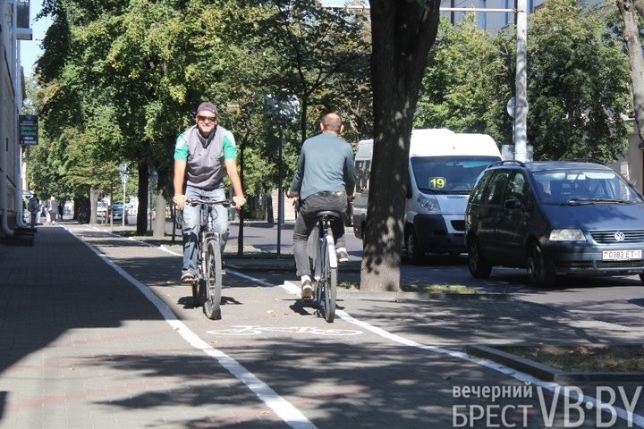 Пешеходов просят потесниться: у «брестского Арбата» появился свой «западный обход». Для велосипедистов!