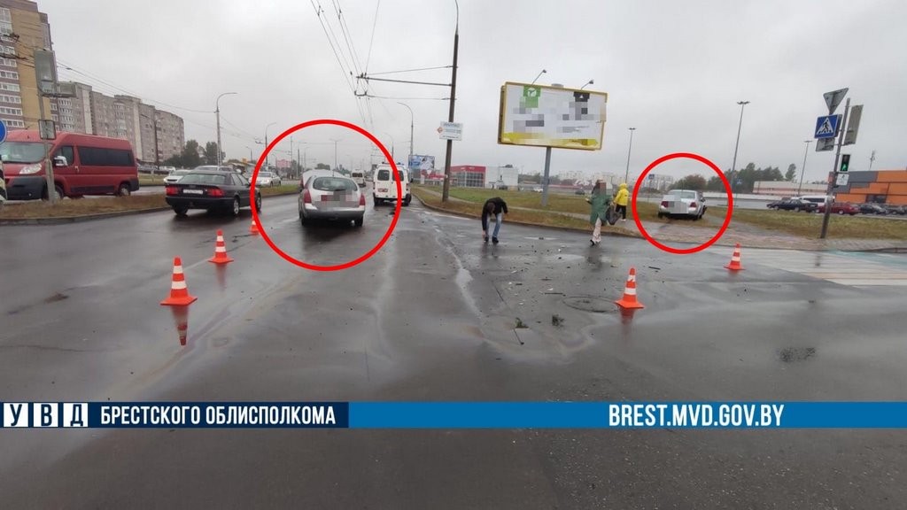 От удара автоледи выехала на тротуар. Подробности сегодняшнего ДТП в Бресте на 28-го Июля
