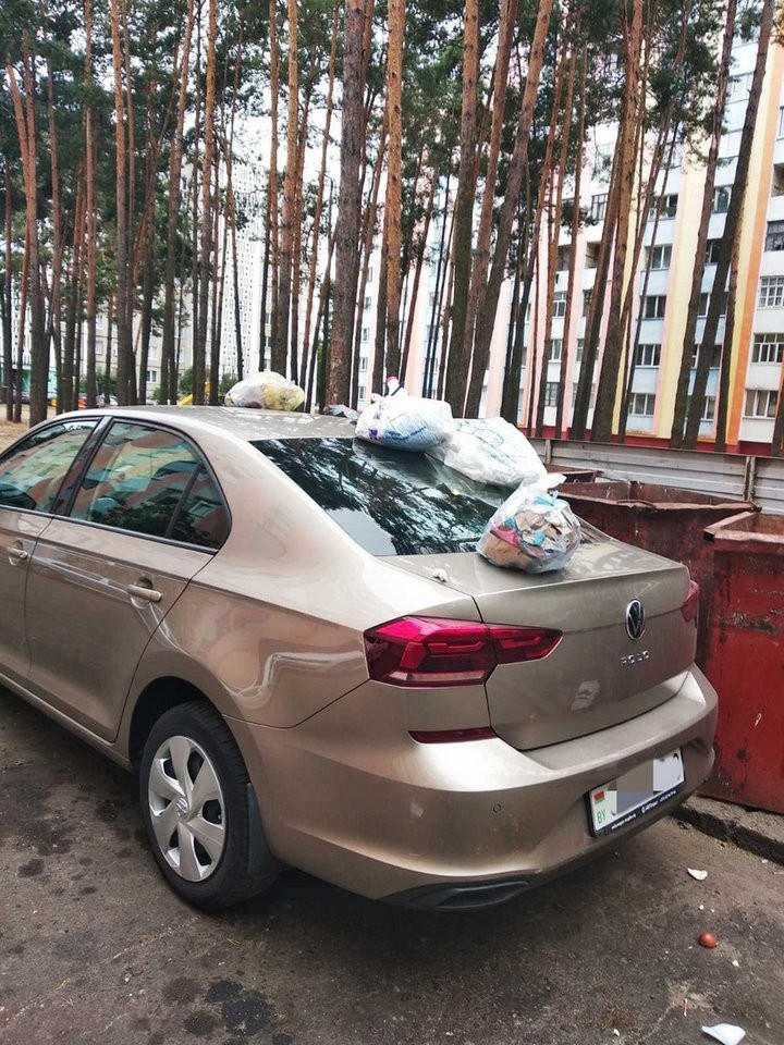 В Беларуси водитель перекрыл доступ к мусору. Местные жители удивили своей реакцией