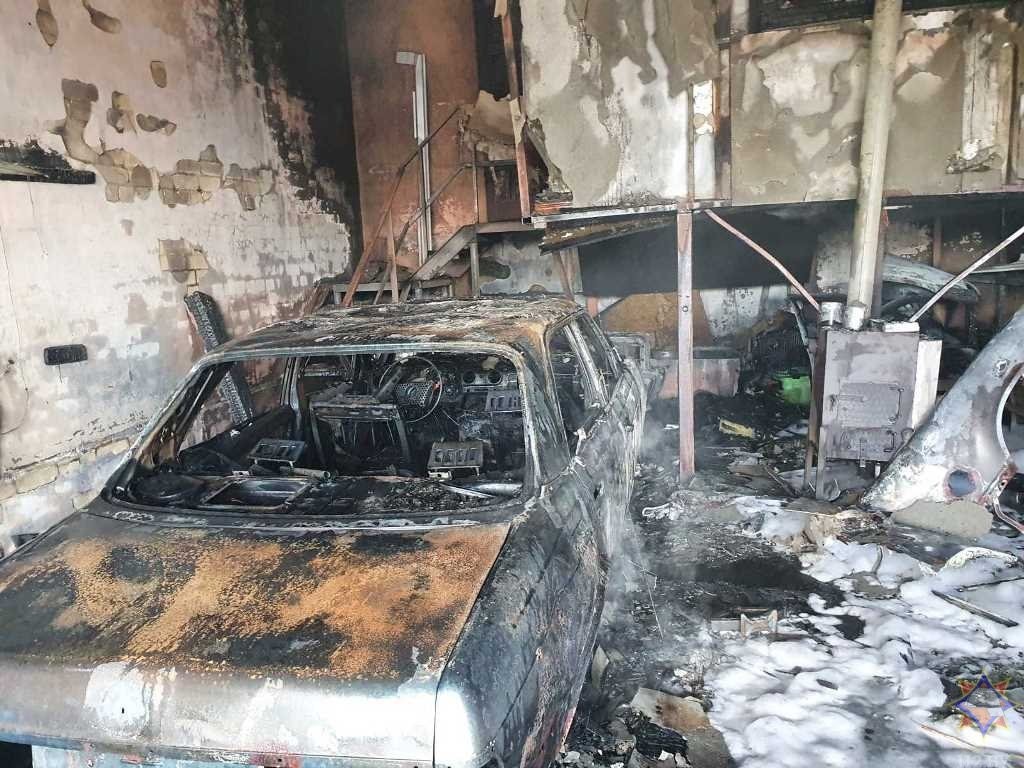 В Кобрине сгорел автомобиль, а его владелец получил ожоги