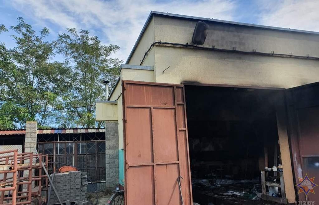 В Кобрине сгорел автомобиль, а его владелец получил ожоги