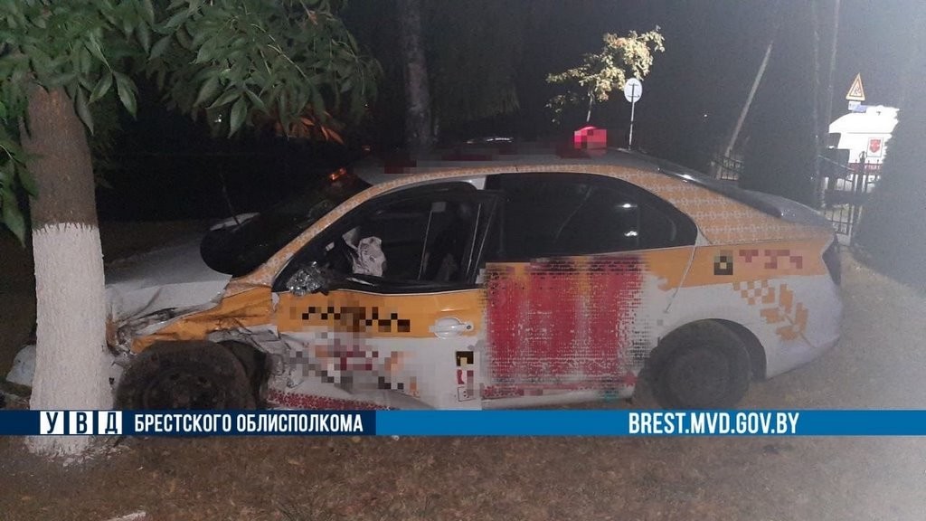 Стали известны подробности ночного ДТП с участием такси в Пинске