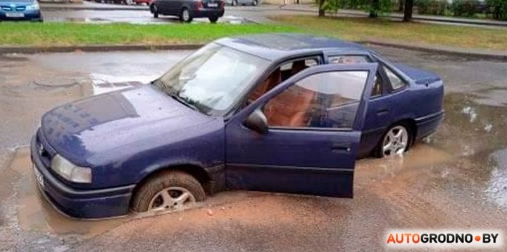 Авто утонул во дворах: строители забыли обозначить глубокую яму в Гродно