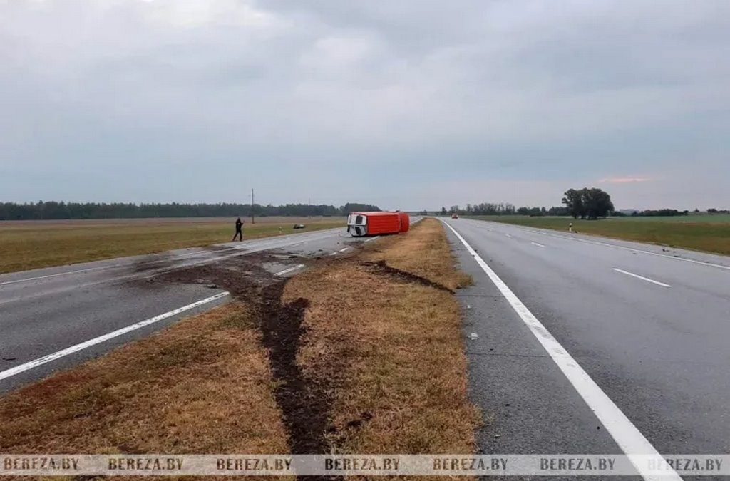 В Березовском районе столкнулись грузовик и легковушка