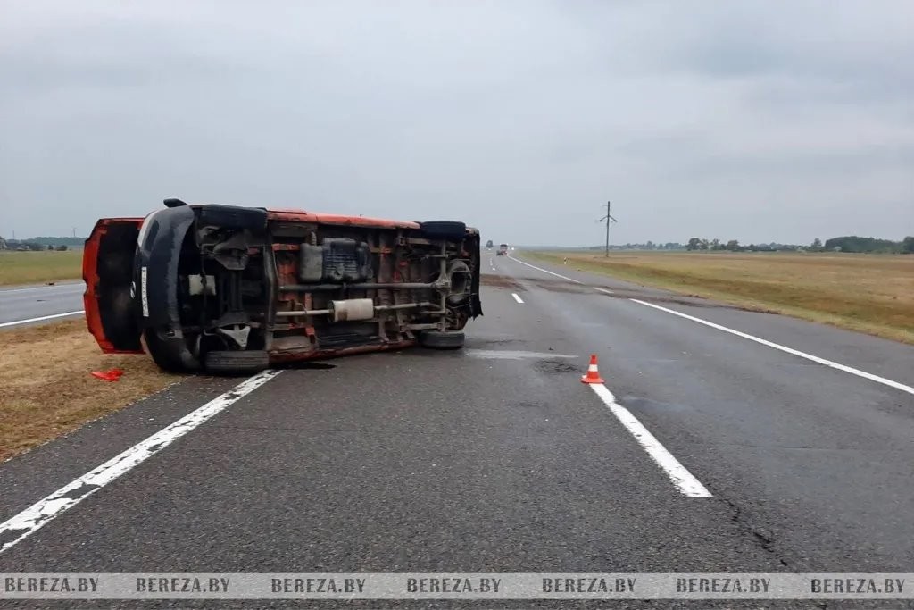 В Березовском районе столкнулись грузовик и легковушка