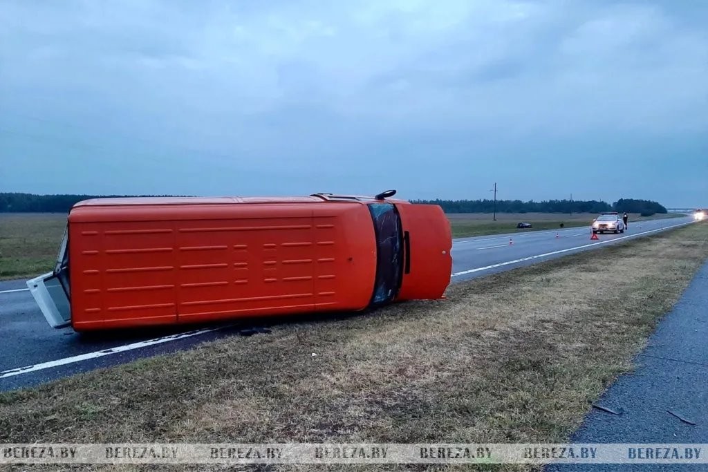 В Березовском районе столкнулись грузовик и легковушка