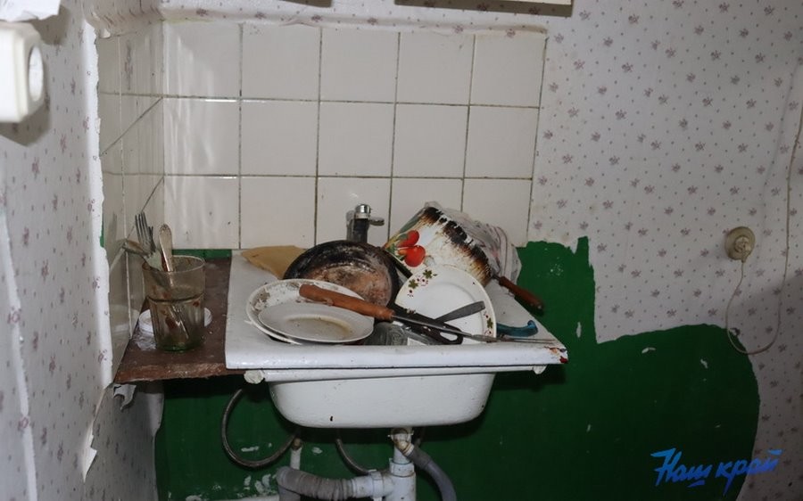 Из трехкомнатной квартиры – в «барак». Жителя Брестской области выселили из жилья за долги