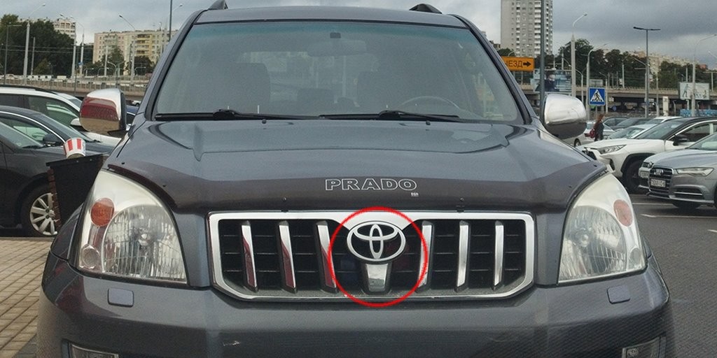 Издалека и не поймешь, что не так. В Toyota ловко спрятали проблесковые маячки