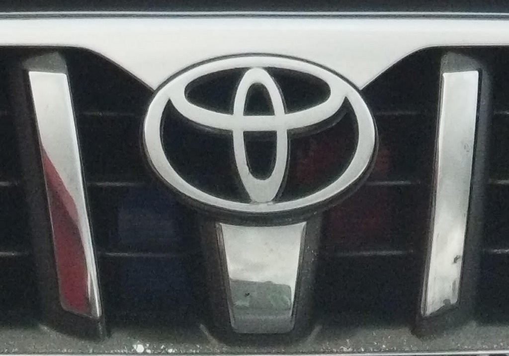 Издалека и не поймешь, что не так. В Toyota ловко спрятали проблесковые маячки