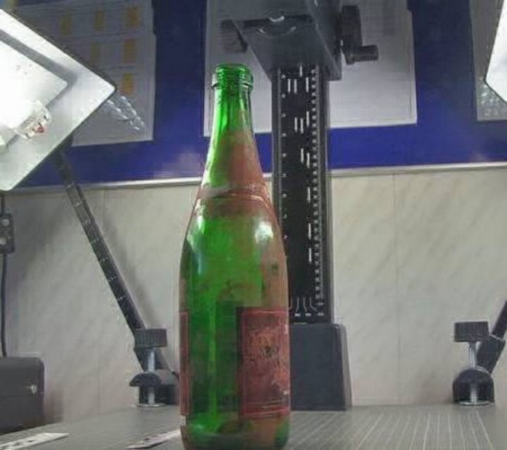 Житель Лиды увидел, как его жена садится в машину к чужому мужчине и метнул в тот автомобиль бутылку. Жена никуда не уехала