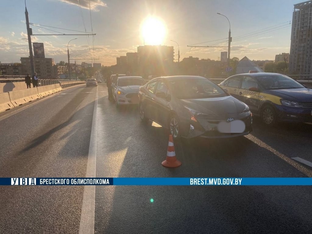 В Бресте на Кобринском мосту за 20 минут произошло 5 ДТП