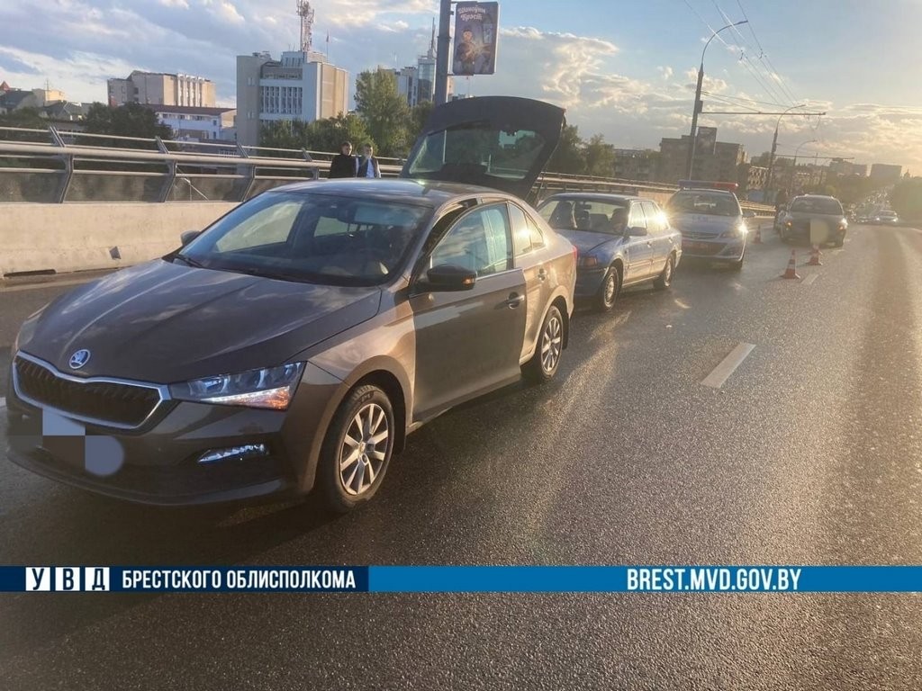 В Бресте на Кобринском мосту за 20 минут произошло 5 ДТП