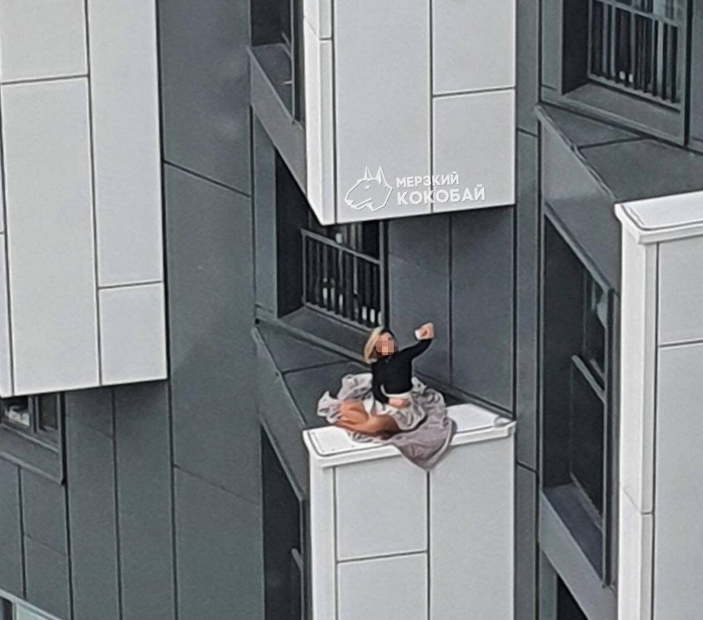 Что происходит на этой стене? В Минске девушка устроила опасную фотосессию