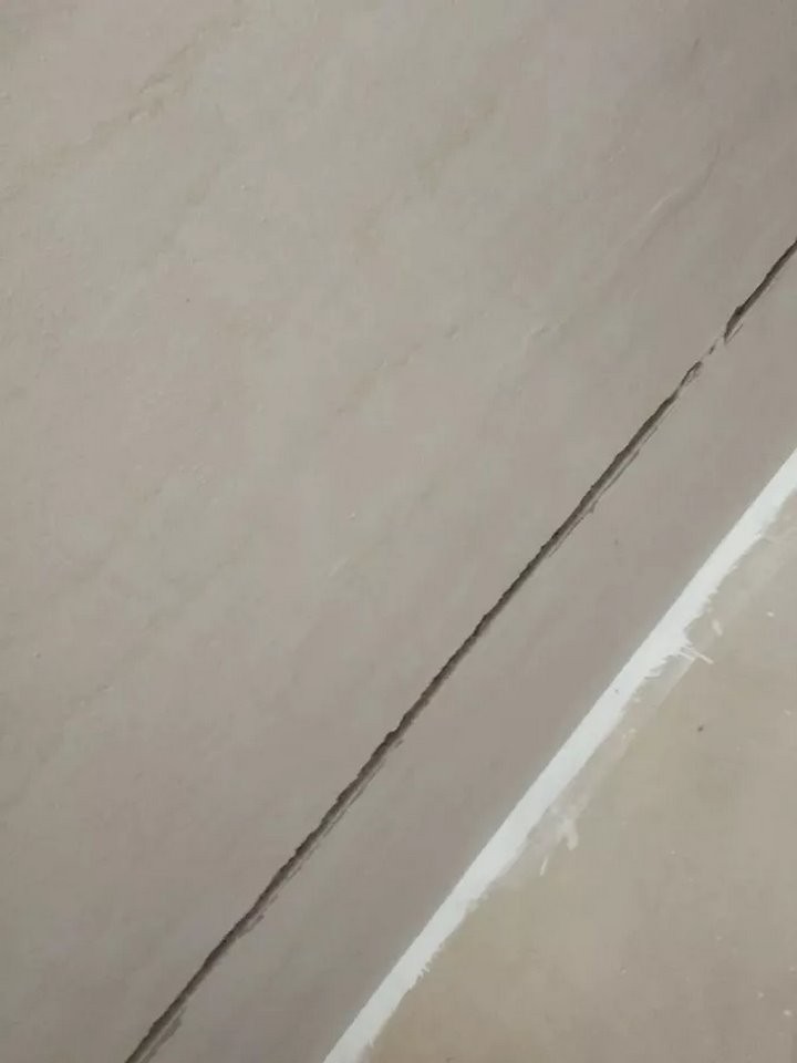 Выпускнице медколледжа выделили квартиру, в которой невозможно жить