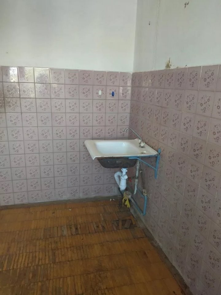 Выпускнице медколледжа выделили квартиру, в которой невозможно жить