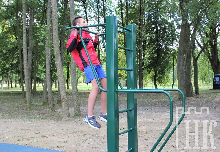 В Каменце открыли площадку с уличными тренажерами
