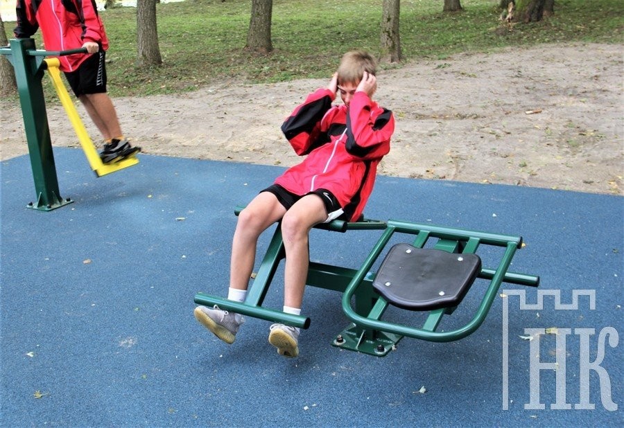 В Каменце открыли площадку с уличными тренажерами