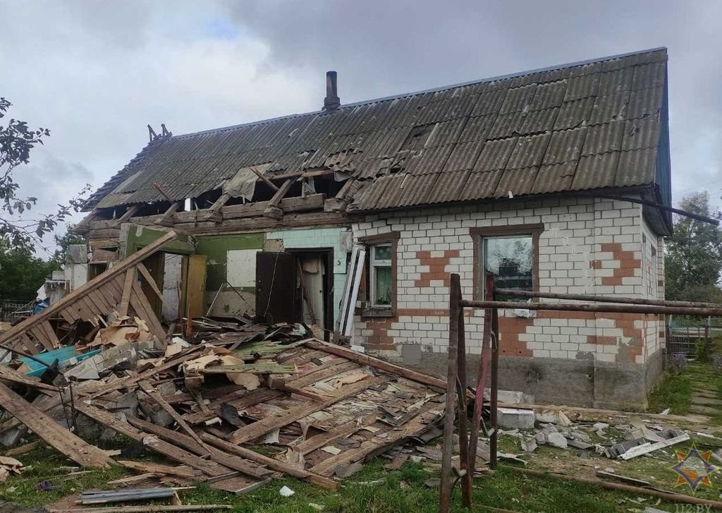 Взорвавшийся газовый баллон разнес дом в Щучине