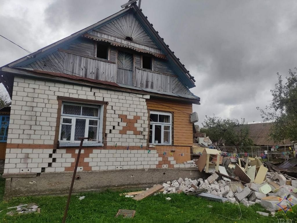 Взорвавшийся газовый баллон разнес дом в Щучине